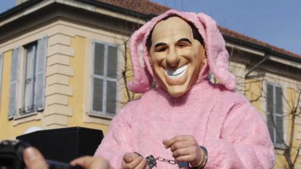 Demonstrant v Berlusconiho masce