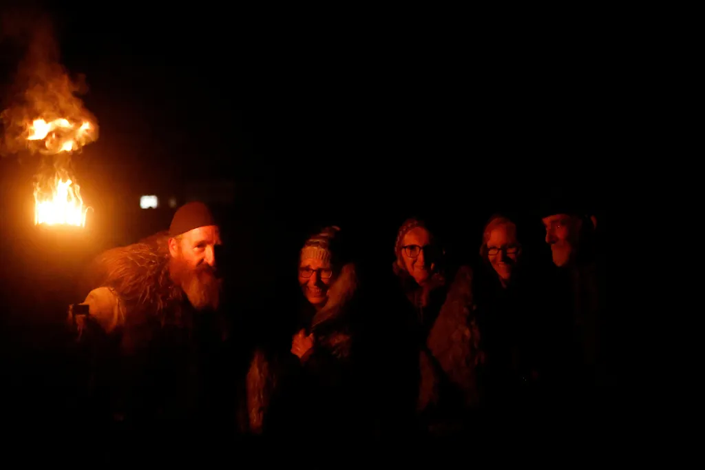 „Nevěděla jsem, co očekávat, bylo to velmi poučné, a přitom tak kouzelné,“ řekla osmašedesátiletá Terri Winterová, která přijela s pěti přáteli z Minnesoty a která podle Kinga patří k rostoucí skupině zájemců, zejména z USA