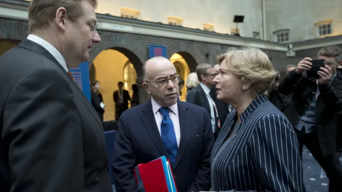 Francouzský ministr vnitra Cazeneuve (uprostřed) při jednání v Amsterdamu