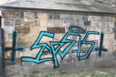 Graffiti z Karlova mostu odstranil muž, který se jejich čištěním několik let živí. Nešlo čekat, říká