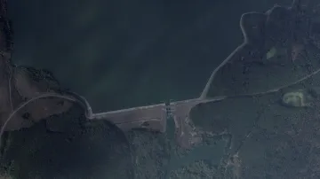 Satelitní snímek přehrady poblíž Bělgorodu, na kterou mířil sobotní ukrajinský útok