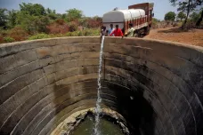 Vysušená Indie žízní. Chybí voda na mytí i vaření, podle odborníků jsou v ohrožení stamiliony lidí