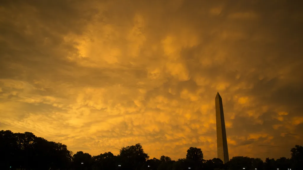 Východ Slunce po noční bouři ve Washingtonu