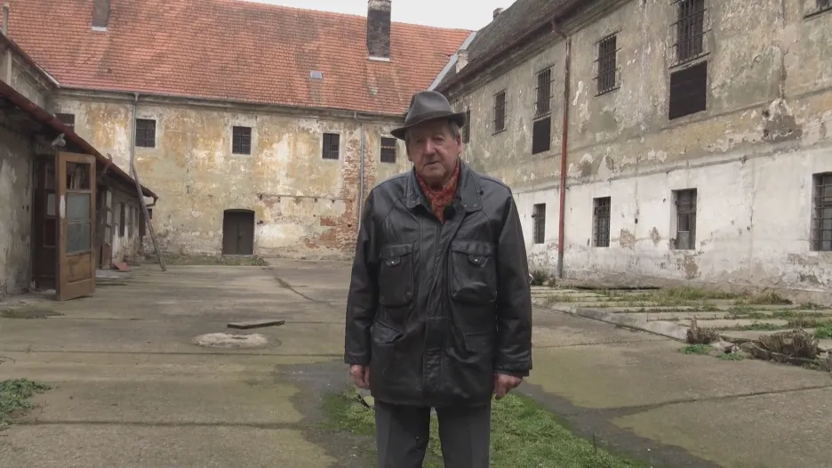 Cyril Michalica na dvoře bývalé věznice na Cejlu v Brně