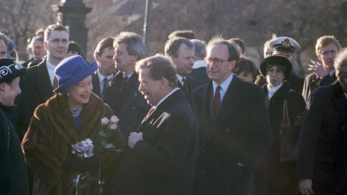 Královna si během procházky po Praze prohlédla i Karlův most