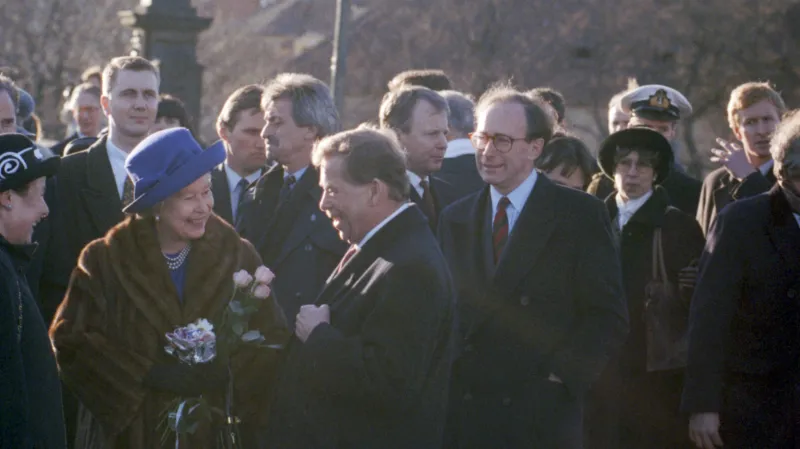 Královna si během procházky po Praze prohlédla i Karlův most