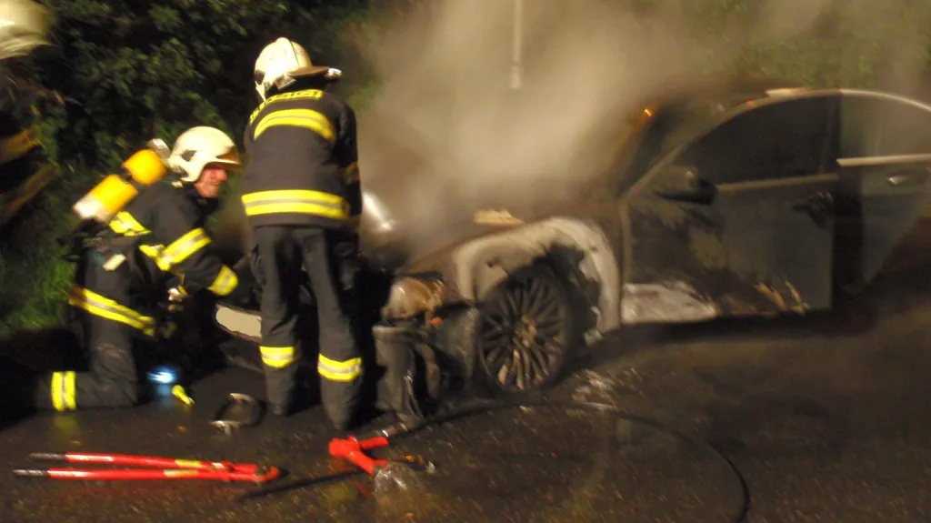 Haisči likvidují požár auta