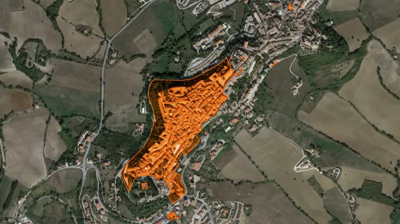 „Červená zóna“ dělí Camerino na obydlenou a neobydlenou část. Do zóny je vstup jen na povolení, zabírá téměř celé historické centrum