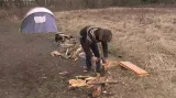 Dřevo do kamen sbírají bezdomovci po okolí