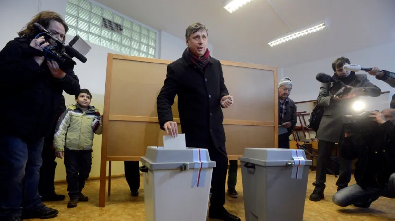 Prezidentský kandidát Jan Fischer (uprostřed) odevzdal 11. ledna v ZŠ Chaplinovo náměstí v Praze svůj hlas v 1. kole prezidentských voleb.