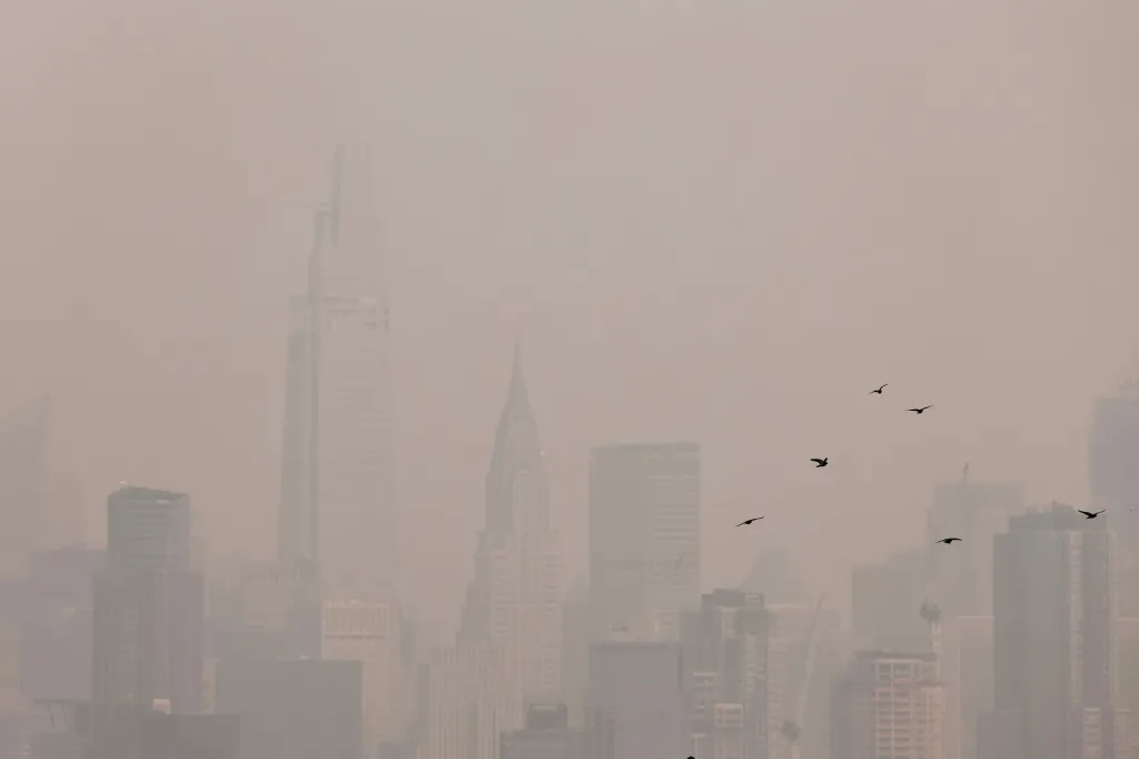Mrakodrapy na Manhattanu nejsou skrz kouřový opar téměř vidět