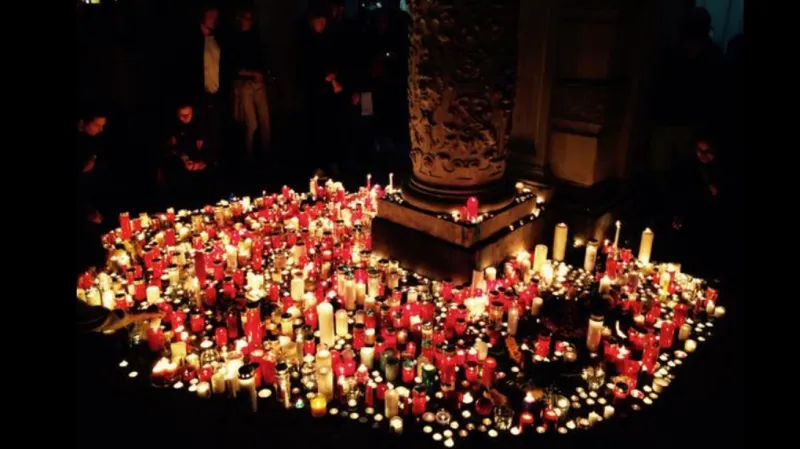 Na místě tragédie ve Štýrském Hradci zapalují lidé svíčky