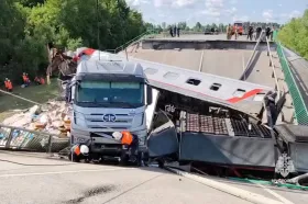 V Rusku se zřítily dva dopravní mosty, úřady hlásí mrtvé a zraněné