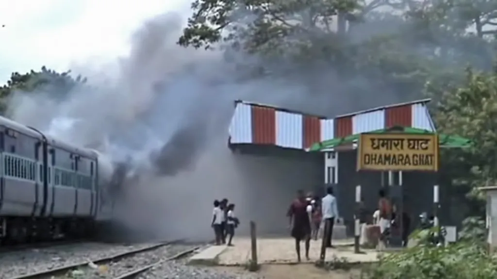 Rozzuřený dav zapálil v indickém Biháru vlak