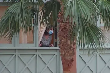 Zdravý, ale v karanténě. V práci to funguje, jako by člověk byl na nemocenské