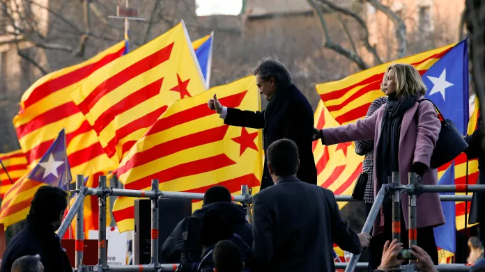Artur Mas se před soudem zdraví s davem příznivců