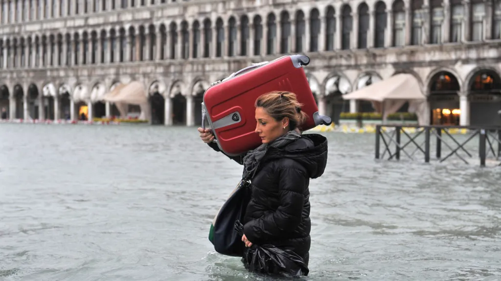 I takto lze: Kufr s kolečky na rameno a vzhůru do zaplavených Benátek
