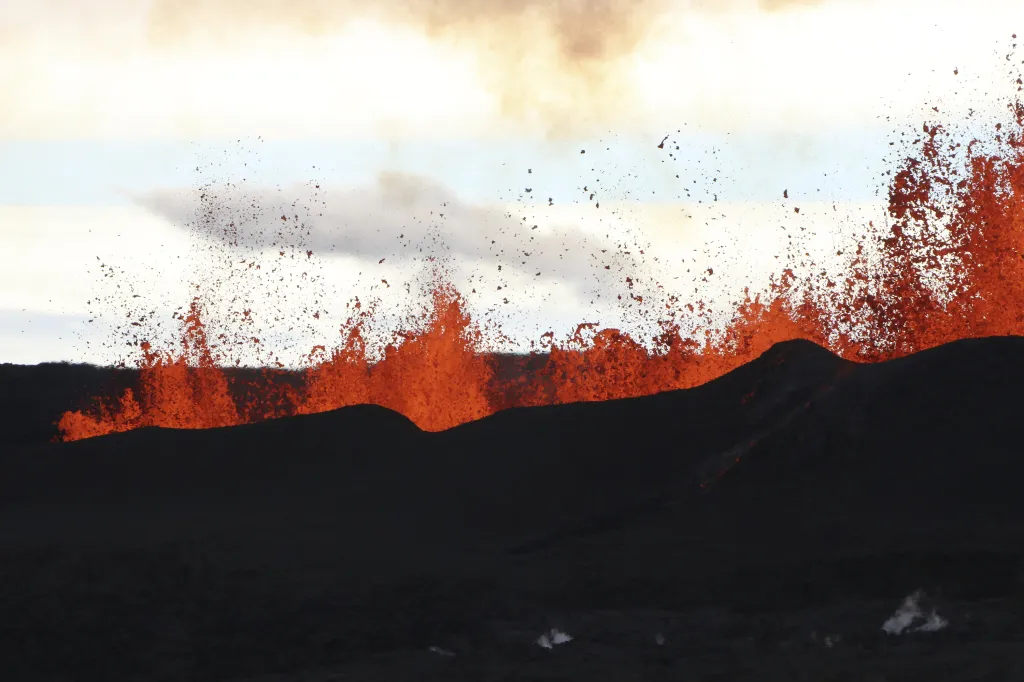 Krajina zalitá plameny. Na Havaji se probudila sopka Mauna Loa