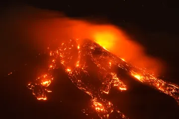 Etna chrlí kouř a lávu. Dočasně zavřela letiště