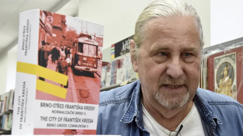 František Kressa s 2. a 3. dílem knihy Normalizační Brno