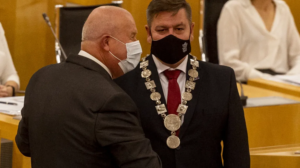 Bývalý ústecký hejtman Oldřich Bubeníček pogratuloval svému nástupci Janu Schillerovi ke zvolení
