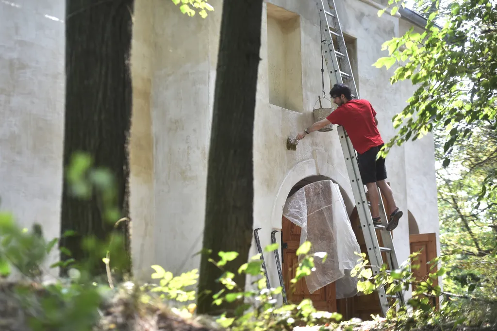V roce 1945 se plánovala obnova celé obce, což se nestalo. Stavba byla ještě v dobrém stavu. Obec zničil komunistický režim v 50. letech 20. století na základě nařízení ministerstva obrany o vytvoření širokého bezpečnostního pásma podél hranic