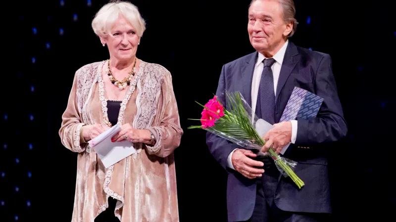 Vpravo zpěvák Karel Gott, který zvítězil v kategorii Morální vzor očima studentů, vlevo zakladatelka Hnutí na vlastních nohou Stonožka Běla Gran Jensen.