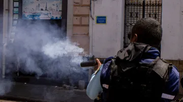 Zásah policisty během protestů na Madagaskaru