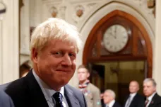 Britský tisk: Ve Westminsteru začíná hra o čísla, Johnson podstupuje zběsilých 24 hodin