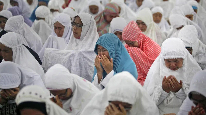 Modlitba za oběti tsunami v Indonésii