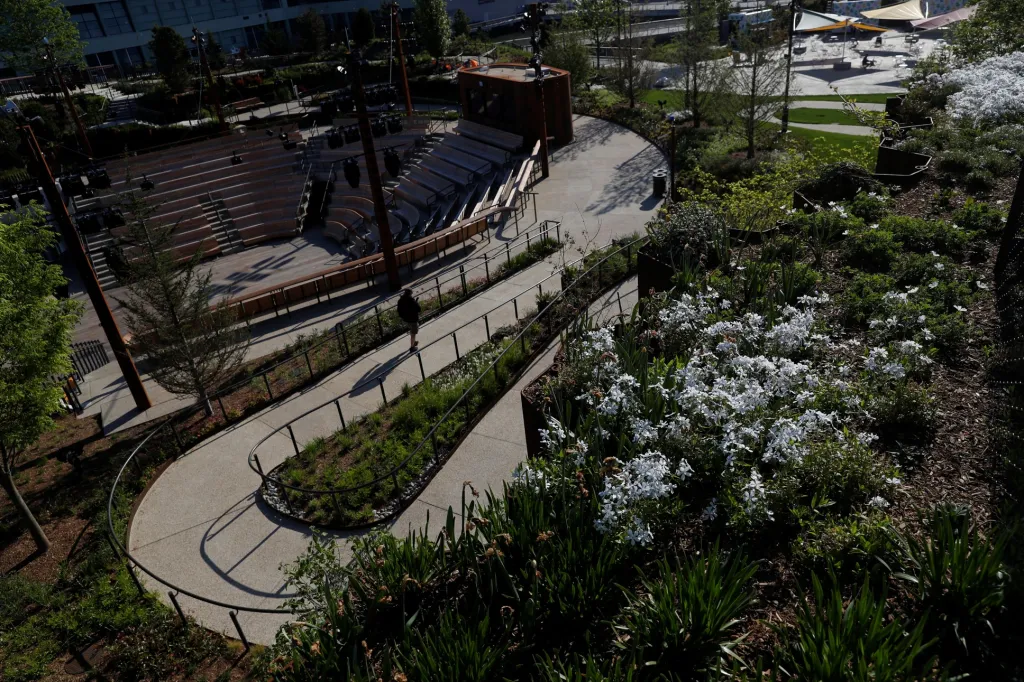 Manhattan mění svoji tvář. Pro návštěvníky otevřel novy umělý ostrov, na kterém vyrostl park