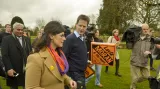 Vůdce Liberálních demokratů Nick Clegg hned první den kampaně vyrazil se spolukandidáty do terénu...