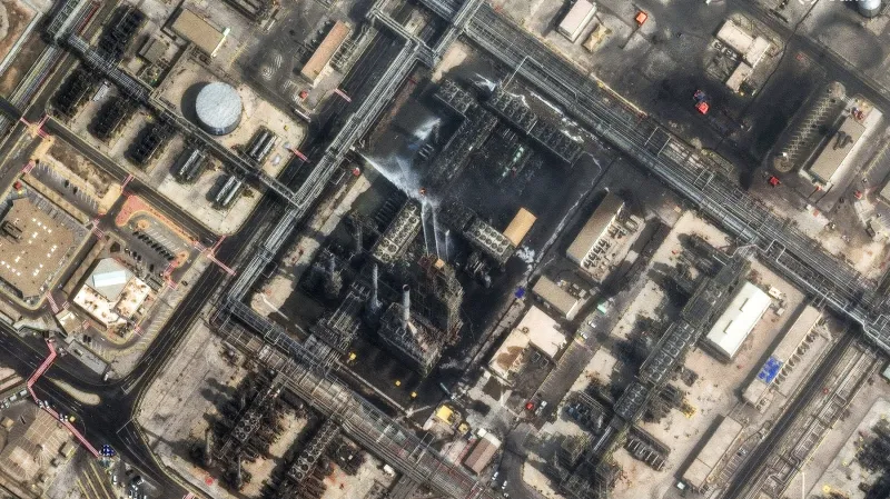 Satelitní snímky následků dronového útoku na rafinerii Ras Tanura v Saúdské Arábii (2. 3. 2026)