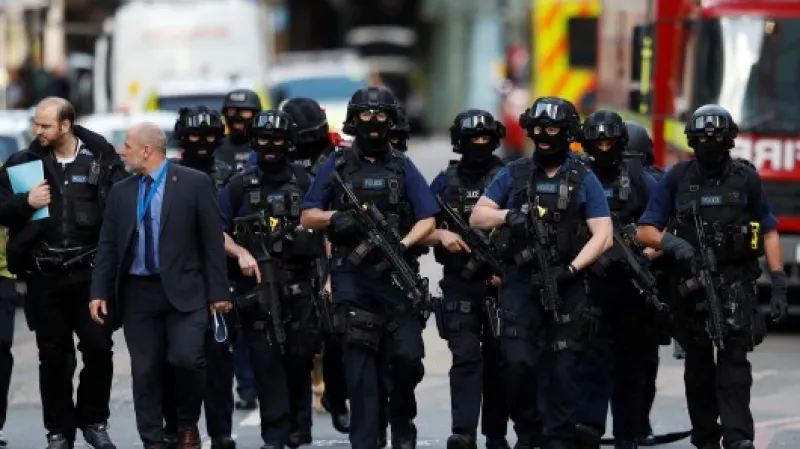 Ozbrojení policisté v blízkosti místa útoku v Borough Market  Zdroj: Reuters