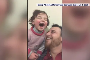 „Nálet! Až spadne, budeme se smát.“ Syrský novinář změnil pro svou dcerku hrůzy války v zábavu