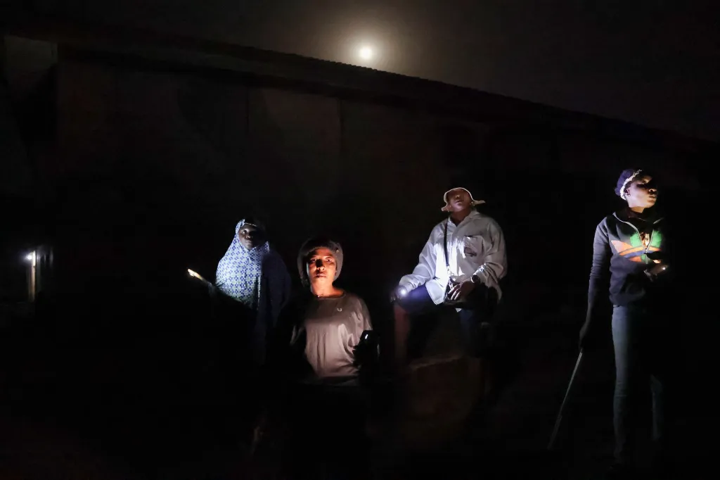 Skupina funguje bez státní podpory a chybí jí základní vybavení, jako jsou baterky nebo uniformy. Jedinými oficiálními doklady, které mají, jsou průkazy totožnosti vydávané místním velitelstvím civilní obrany