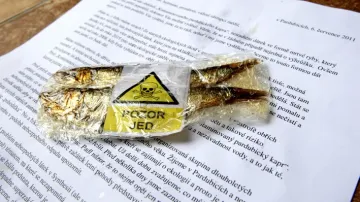 Dopis upozorňující na jedy v Synthesii