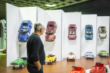 Muzeum vystavuje sto let staré šlapací autíčko i autonomní formuli