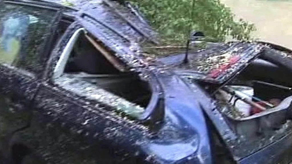 Auto zničené kroupami