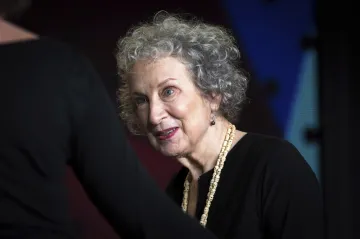 Prestižní Bookerovu cenu získaly Atwoodová a Evaristová. Na jen jedné vítězce se porota neshodla