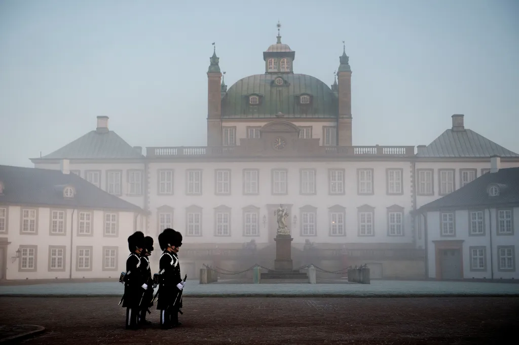 Pohled na zámek Fredensborg krátce po tom, co v něm zemřel dánský princ Henrik, manžel královny Margrethe