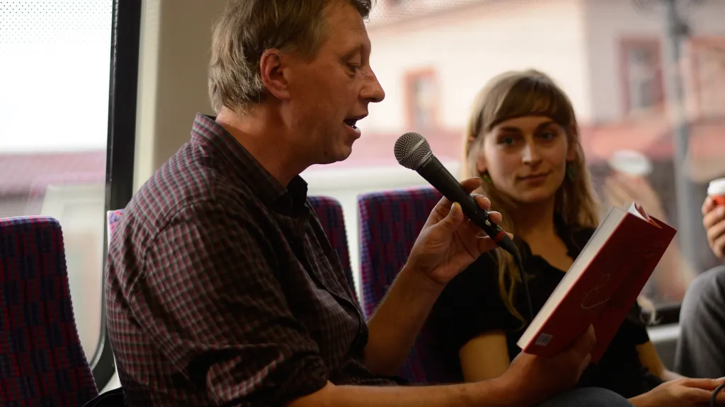 Čtení ve vlaku, na snímku předčítá Jáchym Topol