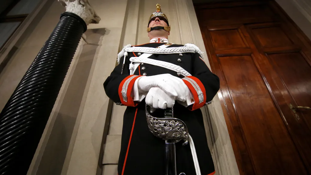 Člen italské prezidentské stráže hlídá během vládní schůzky