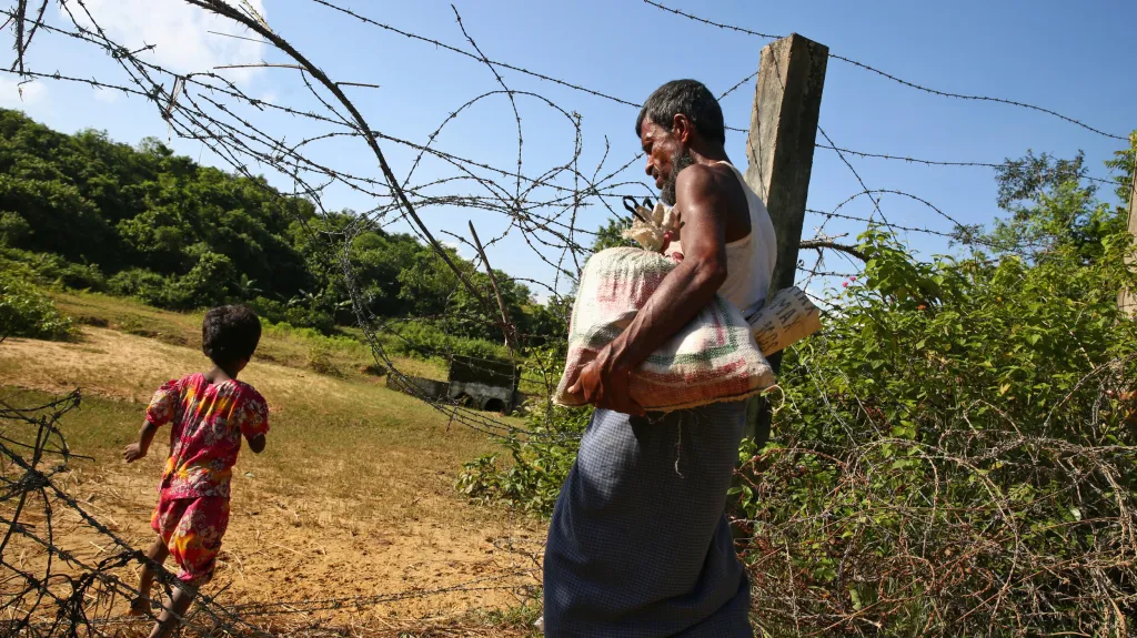 Rohingové překračují hranici do Bangladéše