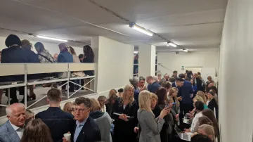 Lidé v protileteckém krytu litevského parlamentu (20. května 2026)