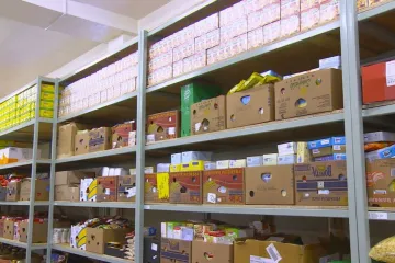 Jídlo pro chudé leží ve skladech, organizace ho kvůli papírování nechtějí