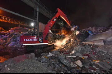 Požár v areálu kralupského kovošrotu je pod kontrolou, zásah hasičů pokračuje