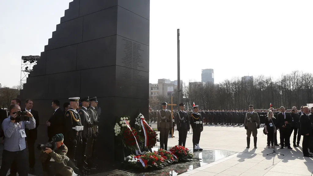 Ceremonie odhalení památníku smolenské tragédie na Pilsudského náměstí ve Varšavě