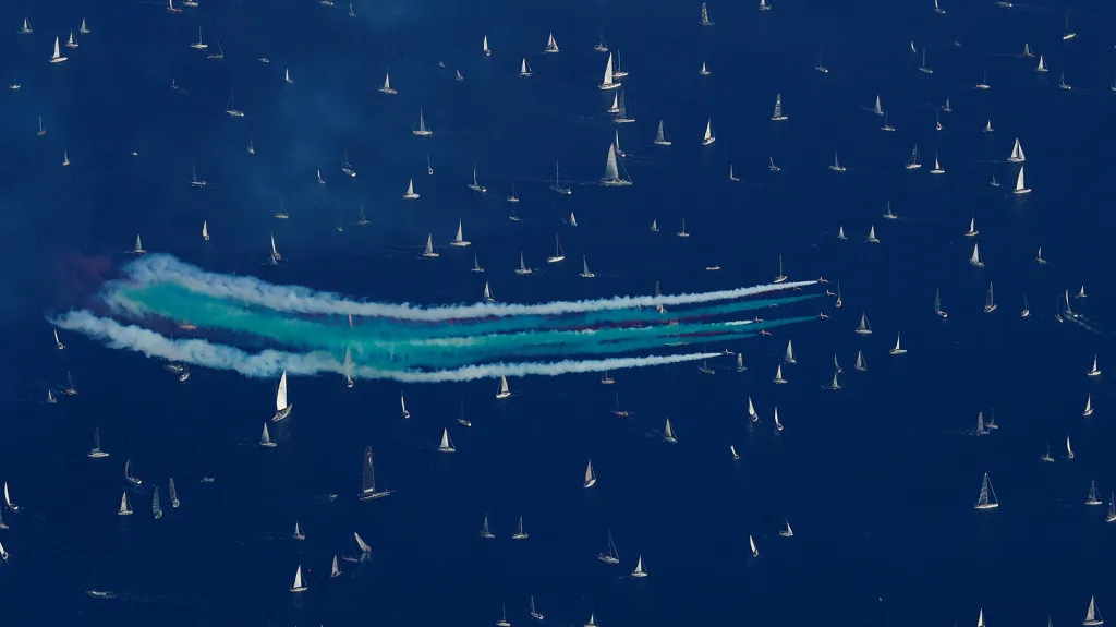 Italská akrobatická letecká skupina Frecce Tricolori předvádí své číslo před začátkem závodu plachetnic Barcolana u přístavu Terst