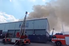 Hasiči lokalizovali požár haly s odpadem v pražských Kyjích